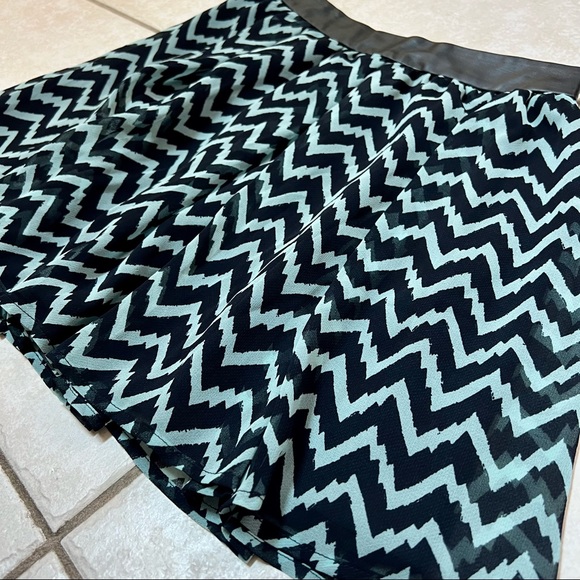 NWOT BCBGeneration Black Teal Chevron Print Pleated Mini Skirt - Picture 7 of 11